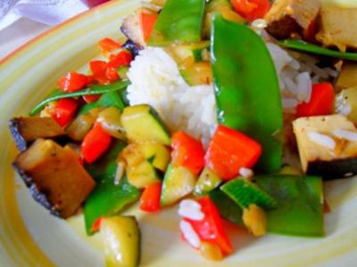 Buntes Wok-Gemüse mit Räuchertofu; dazu Reis - Rezept