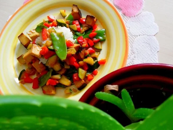 Buntes Wok-Gemüse mit Räuchertofu; dazu Reis - Rezept - Bild Nr. 2