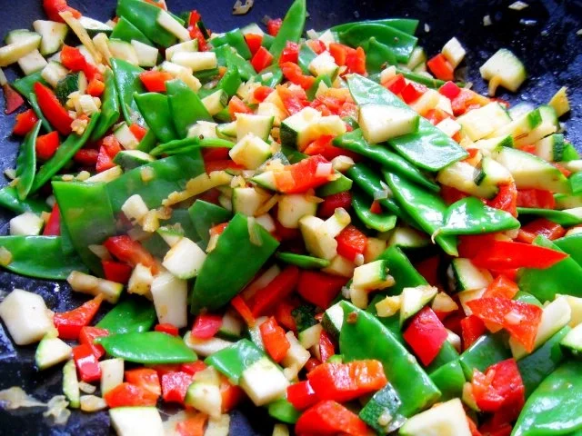 Buntes Wok-Gemüse mit Räuchertofu; dazu Reis - Rezept - Bild Nr. 4