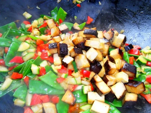Buntes Wok-Gemüse mit Räuchertofu; dazu Reis - Rezept - Bild Nr. 5