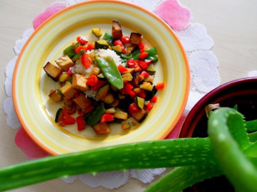 Buntes Wok Gemüse mit Räuchertofu dazu Reis - schnell &amp; einfach - von Miez
