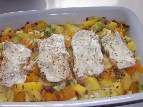 Rezept: Wildlachsfilets mit Kürbis-Kartoffel-Auflauf in Thymiansahne Bild Nr. 3 Wildlachsfilets mit Kürbis-Kartoffel-Auflauf in Thymiansahne - Rezept - Bild Nr. 3