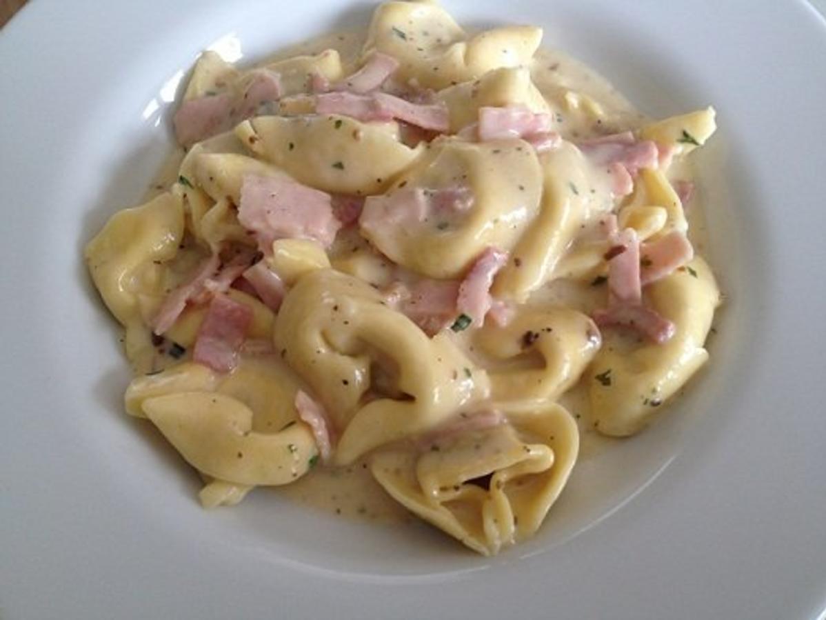 Tortellinis in Käse Sahne Soße - schnell &amp; einfach - 229 kcal/100g