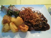 Zwiebelrostbraten mit Bratkartoffeln und Fisolen im Speckmantel - Rezept