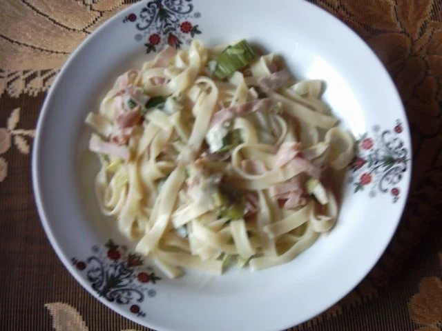 Nudeltopf mit Lauch und Schinken - Rezept