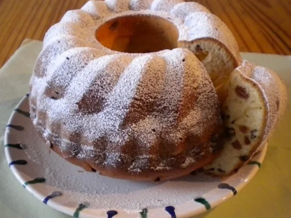 KUCHEN "Topfengugelhupf mit Rosinen" - Rezept