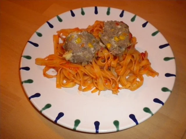 Rezept: Hackfleischmuffins auf fruchtiger Tagliatelle Hackfleischmuffins auf fruchtiger Tagliatelle - Rezept