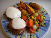 Faschierte Laibchen überbacken mit Tomate-Mozarella und Wedges - Rezept