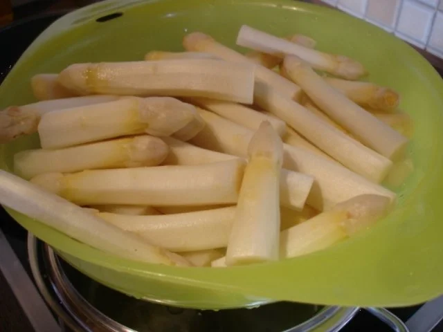 Kalbschnitzel mit Spargelspitzen und neuen Kartoffeln als Kartoffelpilze - Rezept - Bild Nr. 4