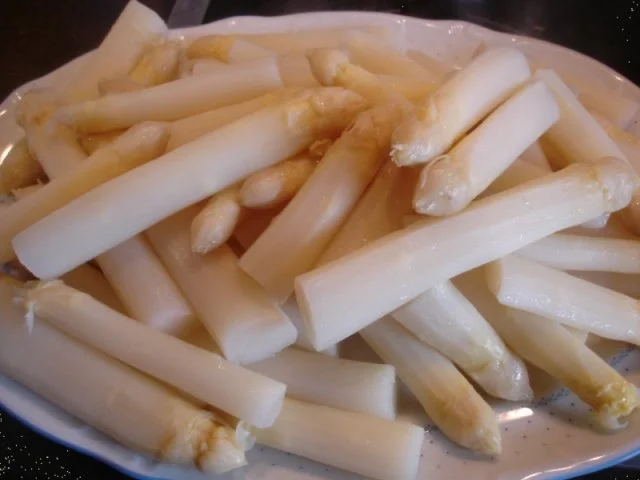 Kalbschnitzel mit Spargelspitzen und neuen Kartoffeln als Kartoffelpilze - Rezept - Bild Nr. 5