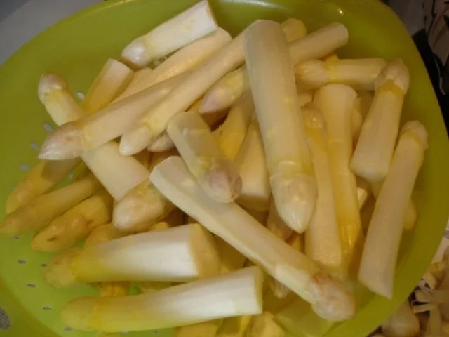 Kalbschnitzel mit Spargelspitzen und neuen Kartoffeln als Kartoffelpilze - Rezept - Bild Nr. 3