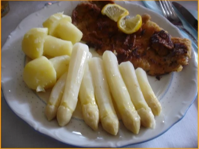 Kalbschnitzel mit Spargelspitzen und neuen Kartoffeln als Kartoffelpilze - Rezept
