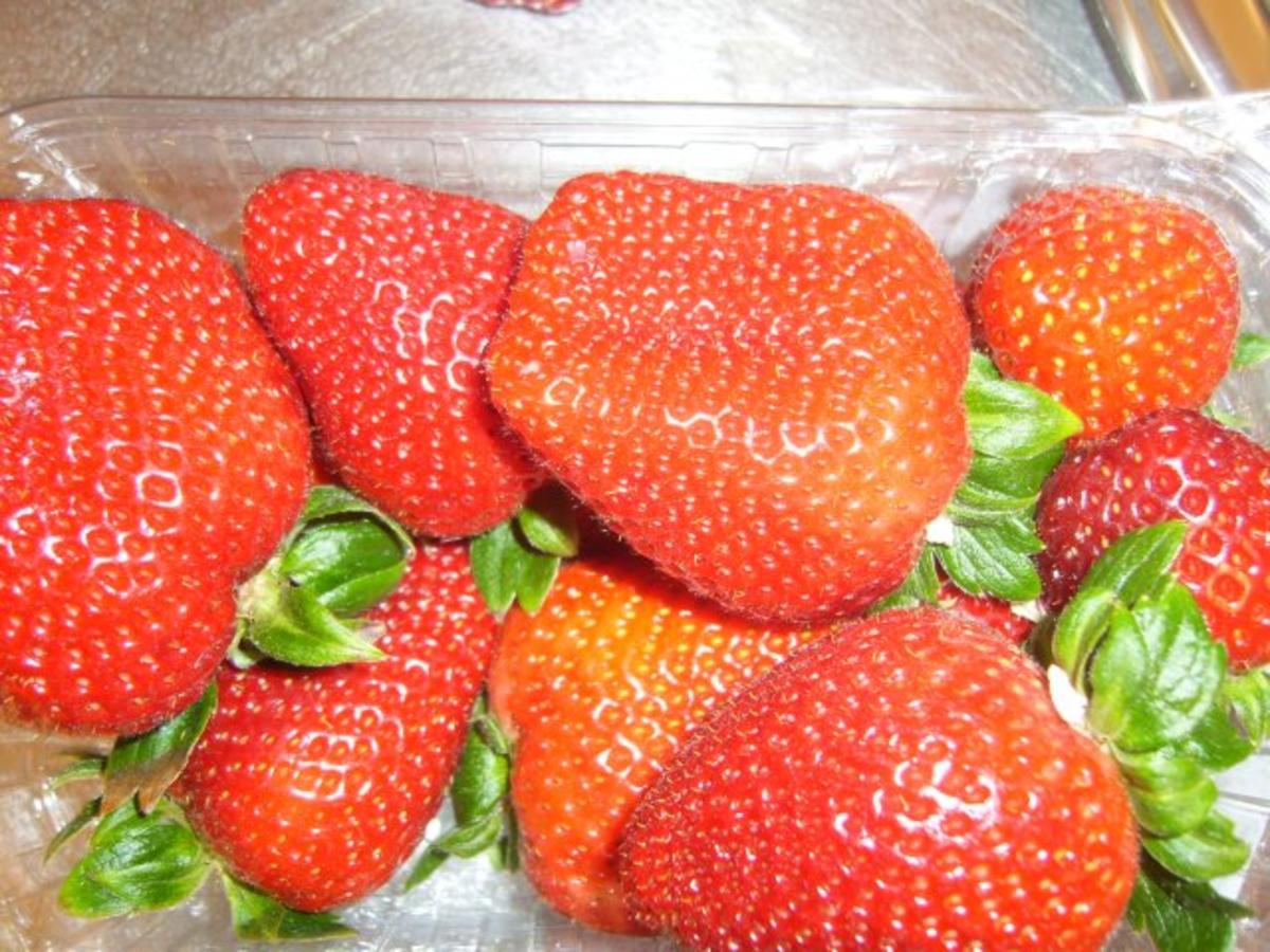 Schaumspeise aus Erdbeeren mit Sahne - Rezept