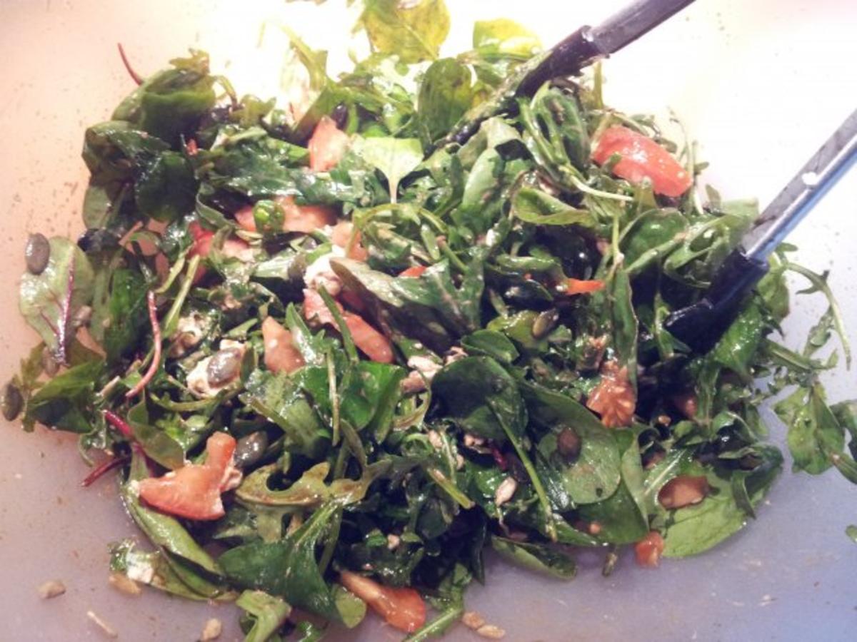 Gemischter Salat mit Ziegenkäse, Tomaten und Körnern - Rezept