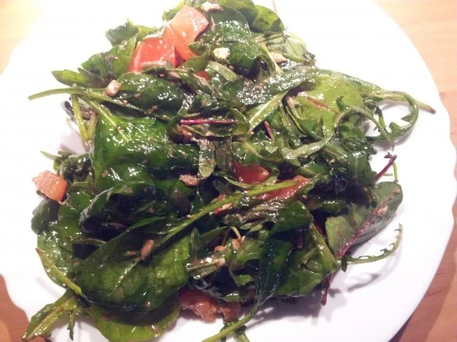 Gemischter Salat mit Ziegenkäse, Tomaten und Körnern - Rezept - Bild Nr. 2