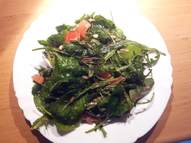 Gemischter Salat mit Ziegenkäse, Tomaten und Körnern - Rezept - Bild Nr. 3