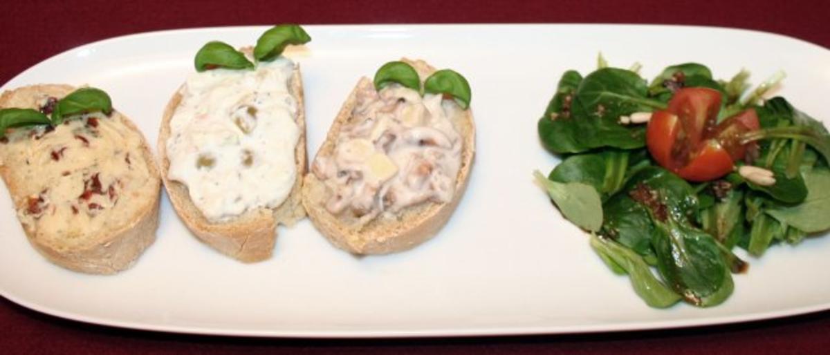 Brot mit Tomaten-Knoblauch-Butter, Schafskäse-Oliven-Chiliaufstrich, Käse-Champignon-Paste - Rezept