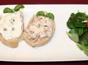 Brot mit Tomaten-Knoblauch-Butter, Schafskäse-Oliven-Chiliaufstrich, Käse-Champignon-Paste - Rezept