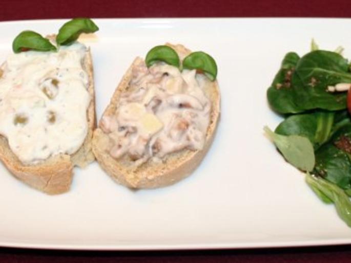 Brot mit Tomaten Knoblauch Butter, Schafskäse Oliven Chiliaufstrich ...