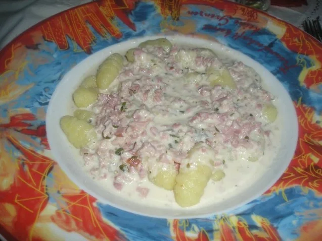 Gnocchi mit Gorgonzola-Schinken-Sauce - Rezept