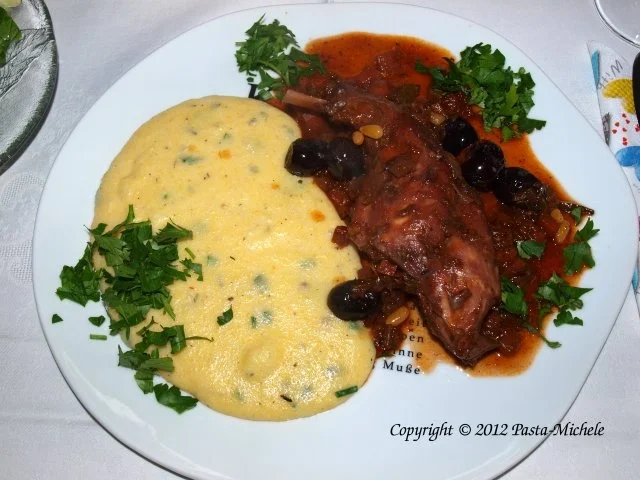 Kaninchenkeulen mit Rotweinsauce und Polenta  (Coniglio in salsa al vino rosso) - Rezept