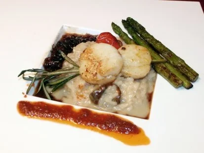 Steinpilzrisotto mit Jakobsmuscheln und grünem Spargel - Rezept