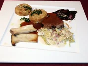 Rezept: Brasato al Barolo mit Grappaknรถdel, Krรคuterseitlingen und Rahm-Speck-Wirsing Brasato al Barolo mit Grappaknรถdel, Krรคuterseitlingen und Rahm-Speck-Wirsing - Rezept