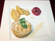 Mascarpone-Quitten-Tarte mit Waldfruchtsorbet, karamellisierten Birnen- und Apfelspalten - Rezept