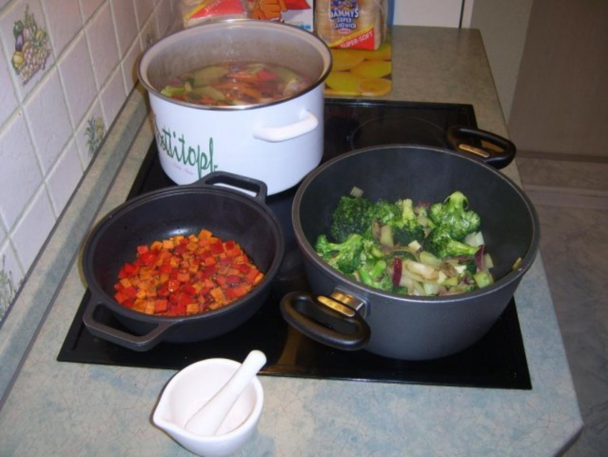 Broccolicremsuppe mit Gemüsekonfetti - Rezept - Bild Nr. 8