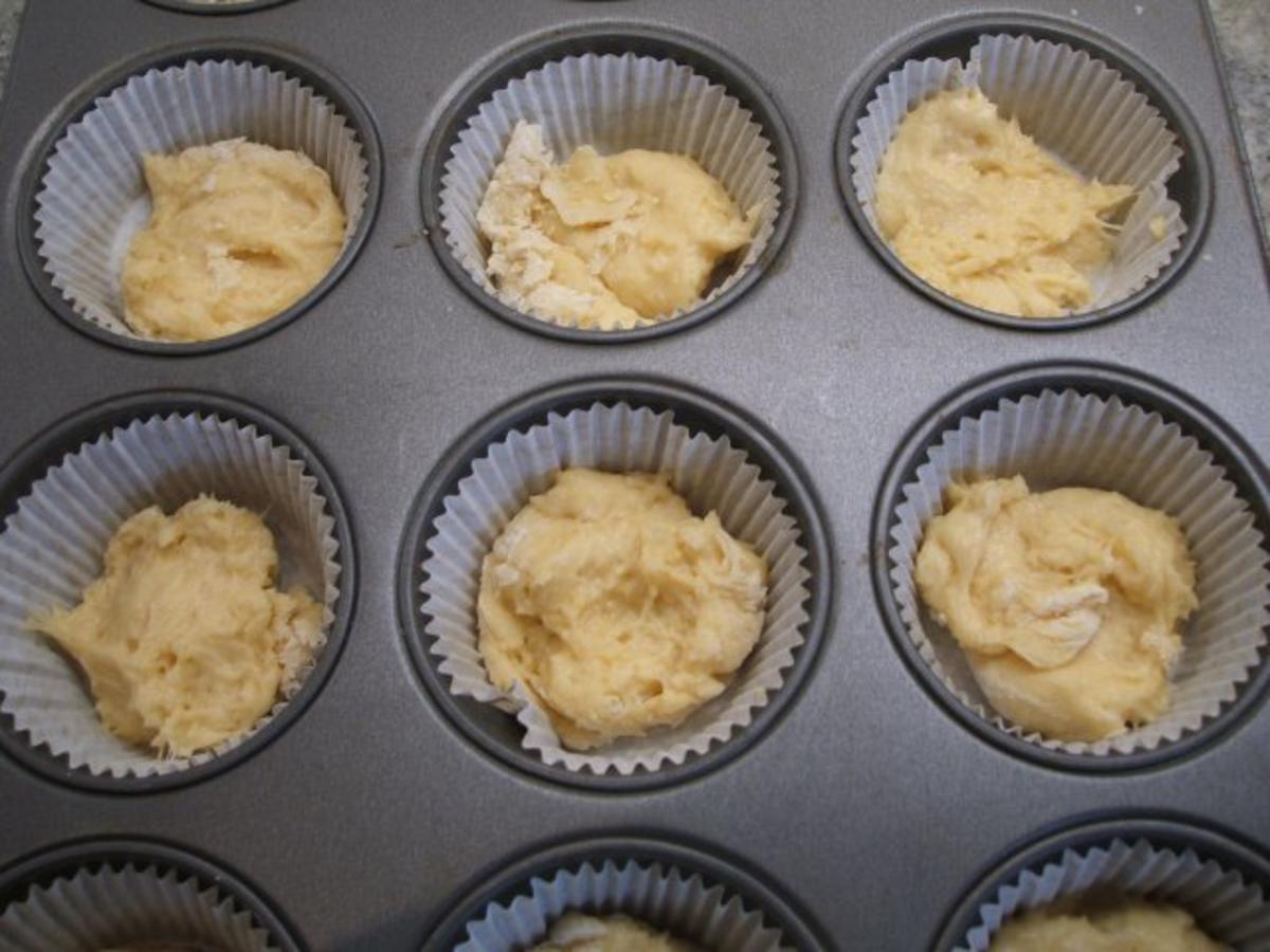 Backen: Muffins aus Hefeteig mit Nussfüllung - Rezept - Bild Nr. 2