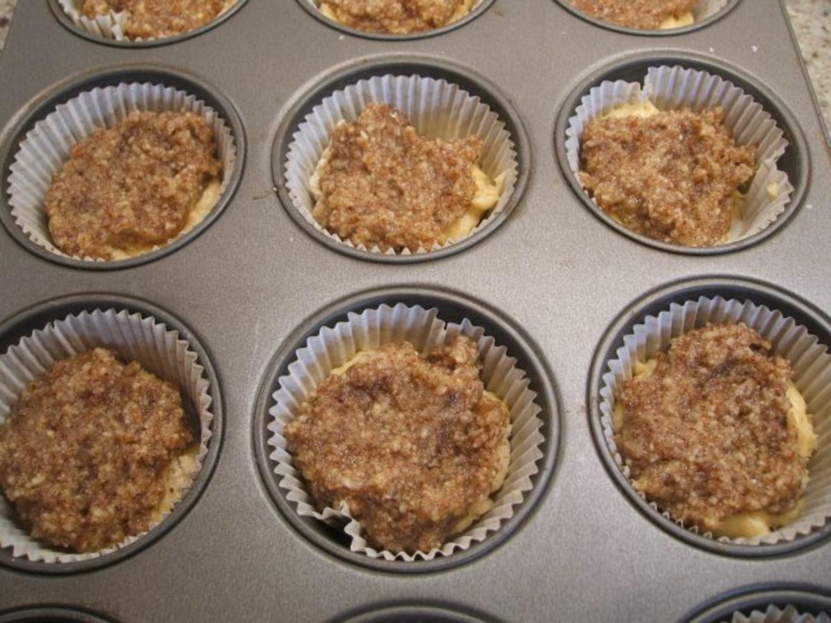 Backen: Muffins aus Hefeteig mit Nussfüllung - Rezept - Bild Nr. 3