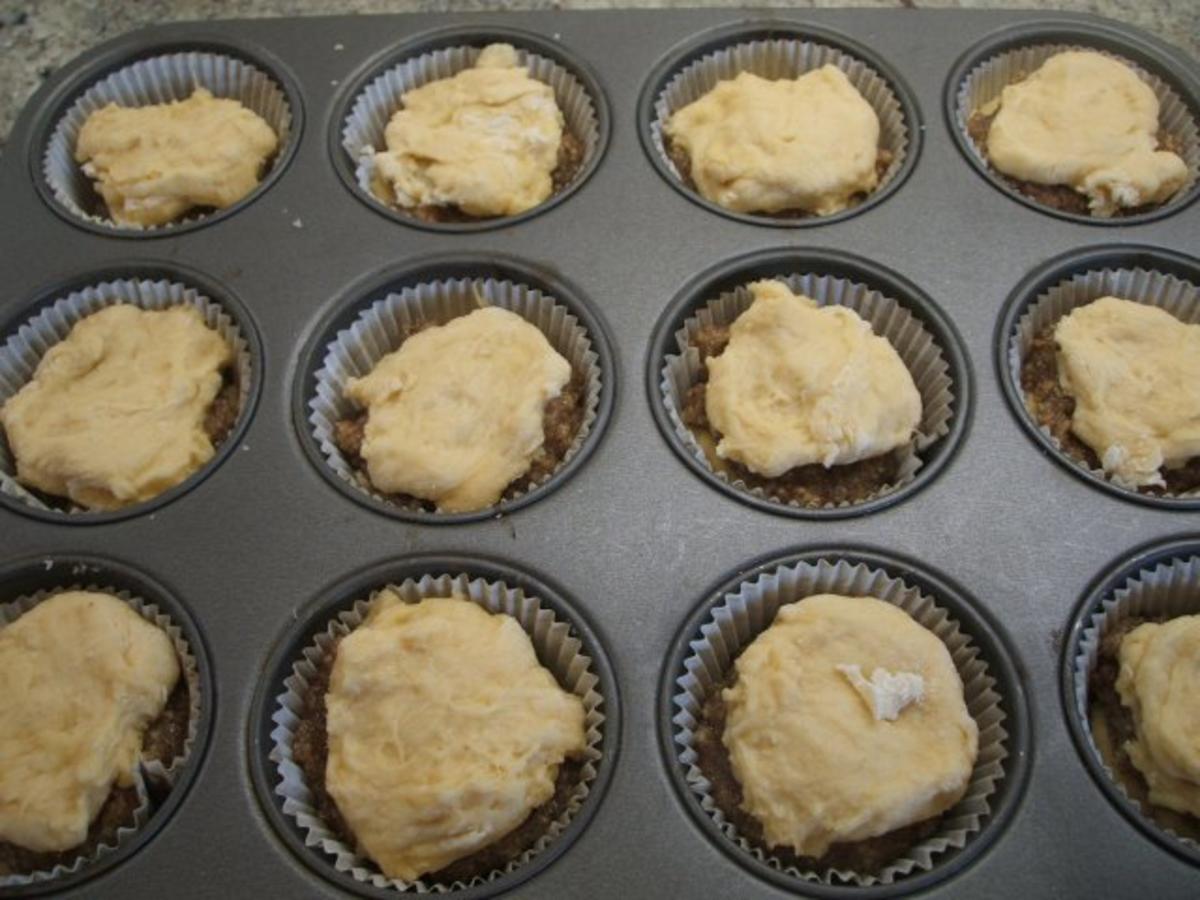 Backen: Muffins aus Hefeteig mit Nussfüllung - Rezept - Bild Nr. 4