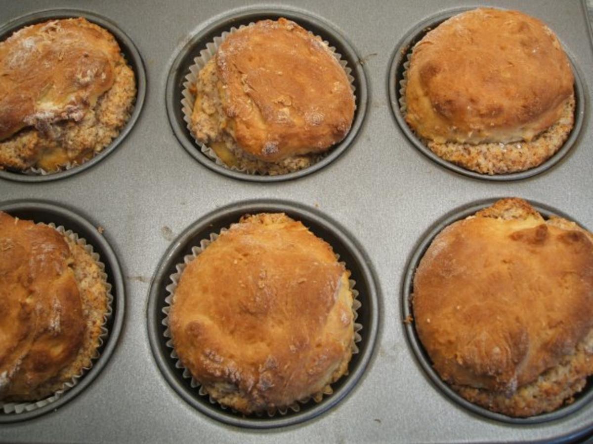 Backen: Muffins aus Hefeteig mit Nussfüllung - Rezept - Bild Nr. 5