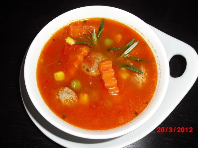 Rezept: Tomatensuppe mit Hackbälchen und Buttergemüse Tomatensuppe mit Hackbälchen und Buttergemüse - Rezept