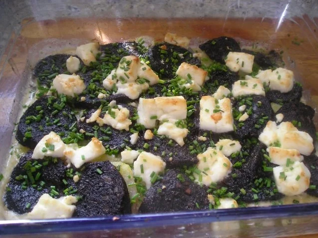 Rezept: Erdäpfel und Blunzen (Blutwurst) treffen auf Schafkäse Erdäpfel und Blunzen (Blutwurst) treffen auf Schafkäse - Rezept