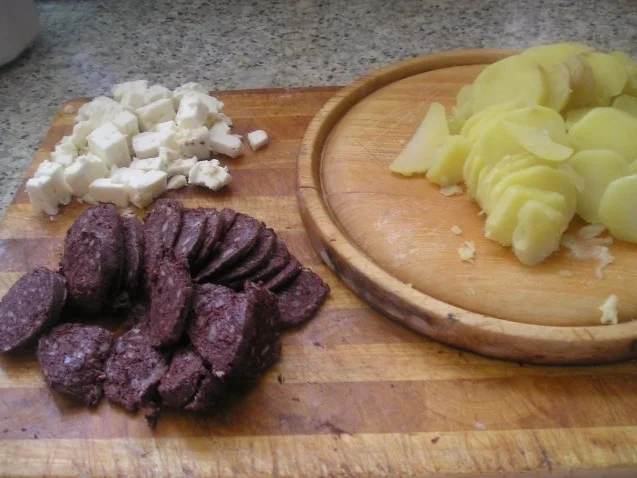 Rezept: Erdäpfel und Blunzen (Blutwurst) treffen auf Schafkäse Bild Nr. 3 Erdäpfel und Blunzen (Blutwurst) treffen auf Schafkäse - Rezept - Bild Nr. 3