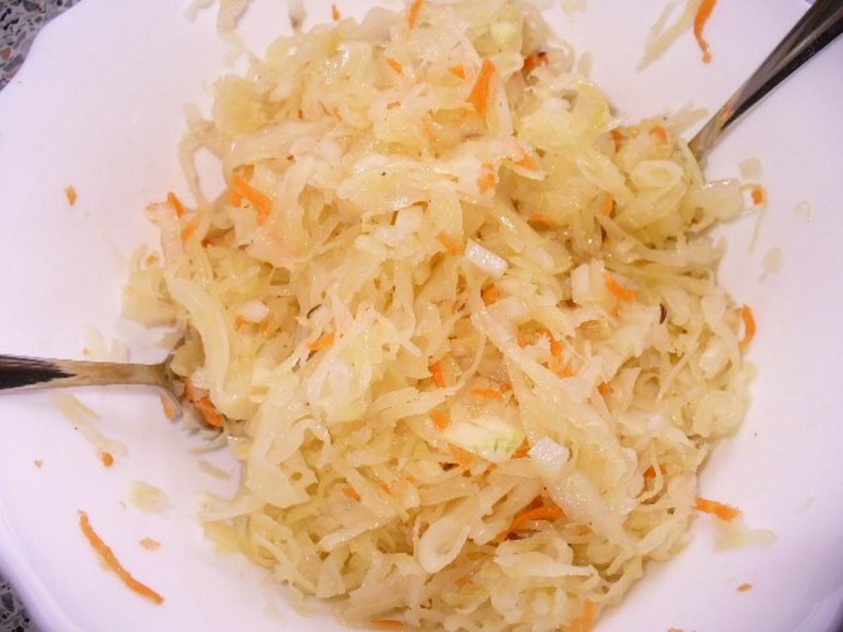 Sauerkrautsalat mit Sauerkraut abgetropft und Zwiebel gehackt - Rezept ...