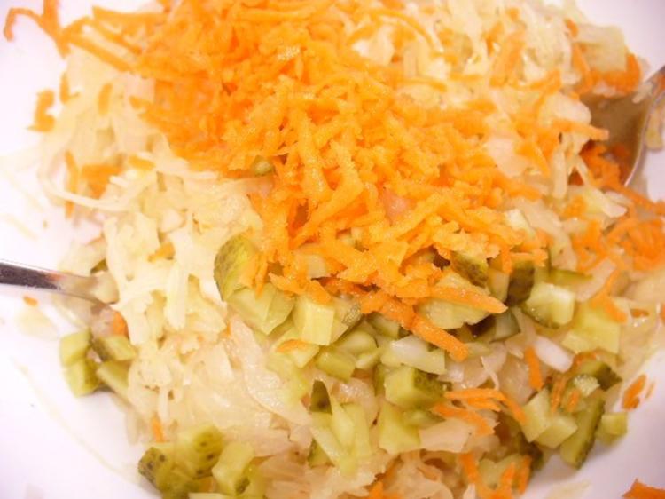 Sauerkrautsalat mit Sauerkraut abgetropft und Zwiebel gehackt - Rezept ...