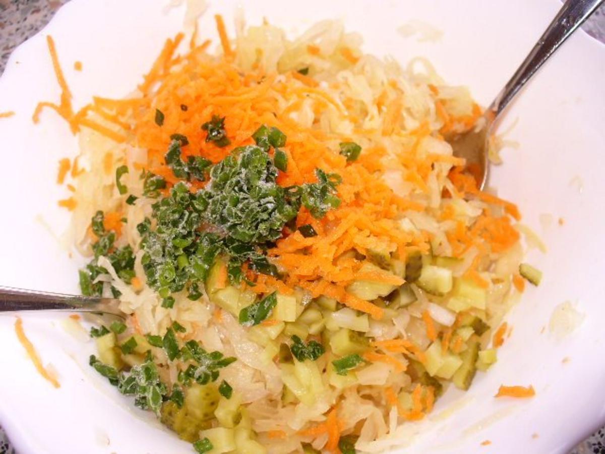 Sauerkrautsalat mit Sauerkraut abgetropft und Zwiebel gehackt - Rezept ...