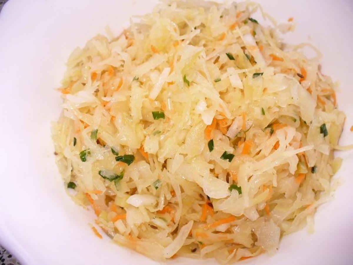 Sauerkrautsalat mit Sauerkraut abgetropft und Zwiebel gehackt - Rezept ...