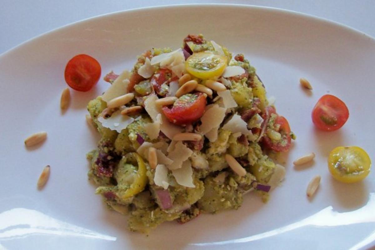 Pesto-Kartoffelsalat mit Parmaschinken und Tomaten - Rezept