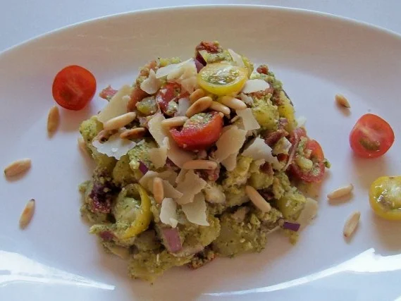 Rezept: Pesto-Kartoffelsalat mit Parmaschinken und Tomaten Pesto-Kartoffelsalat mit Parmaschinken und Tomaten - Rezept