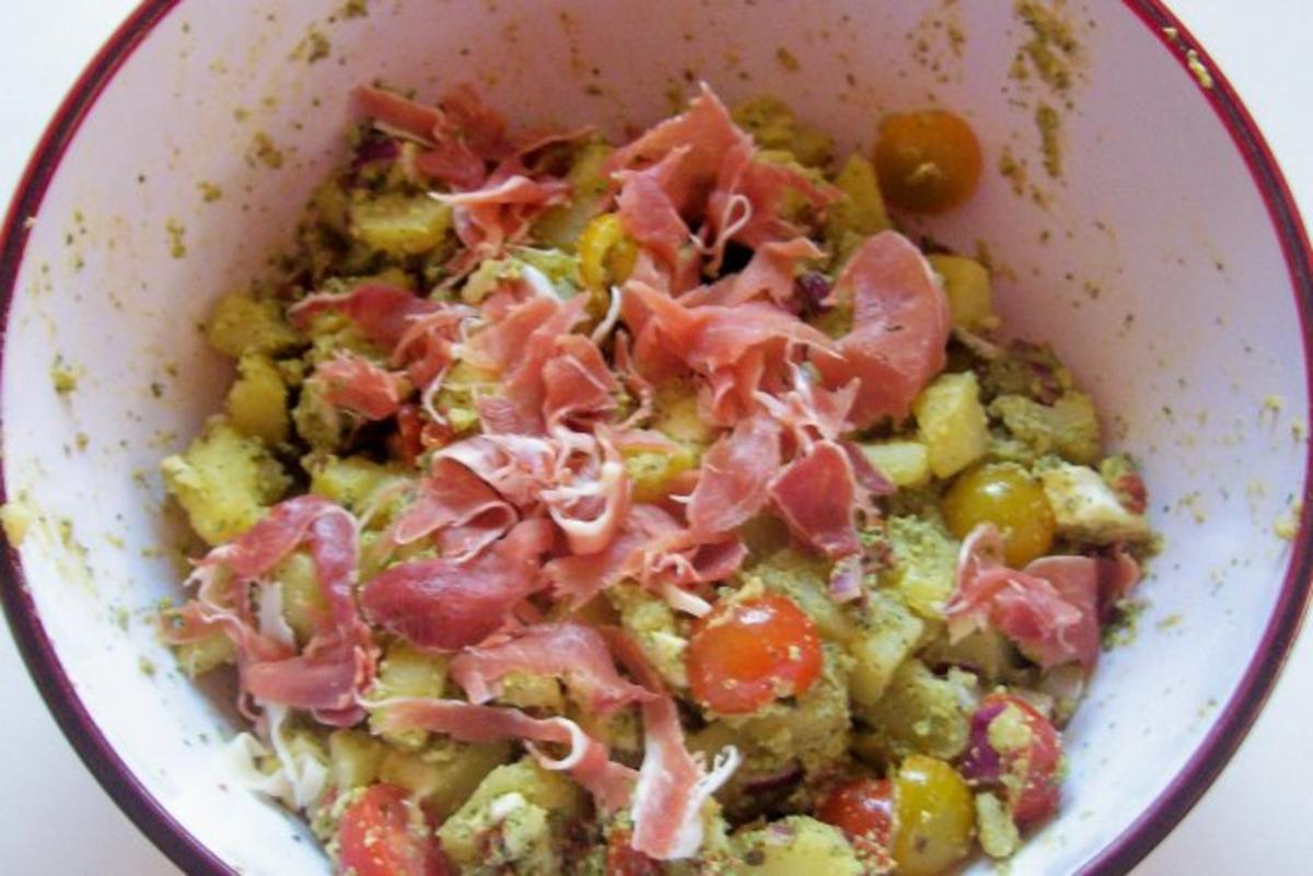 Pesto-Kartoffelsalat mit Parmaschinken und Tomaten - Rezept - Bild Nr. 3