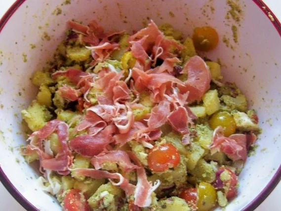 Rezept: Pesto-Kartoffelsalat mit Parmaschinken und Tomaten Bild Nr. 3 Pesto-Kartoffelsalat mit Parmaschinken und Tomaten - Rezept - Bild Nr. 3