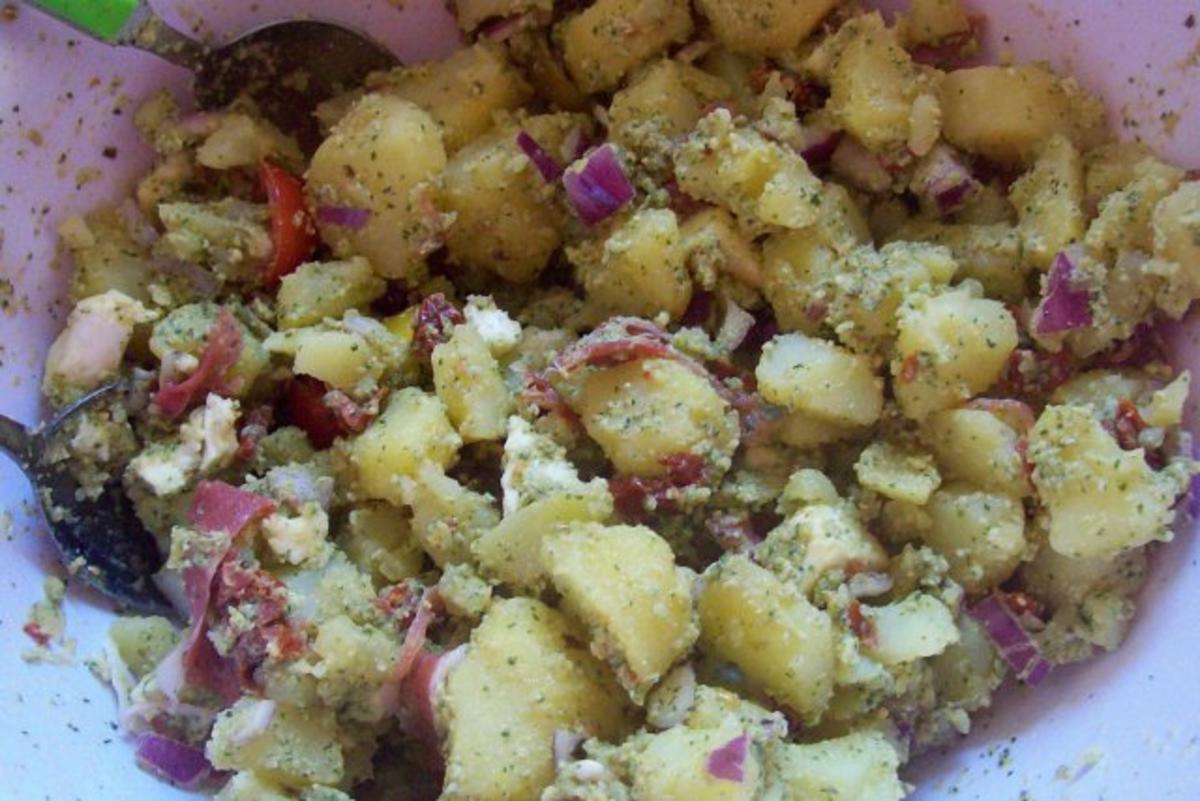 Pesto-Kartoffelsalat mit Parmaschinken und Tomaten - Rezept - Bild Nr. 4