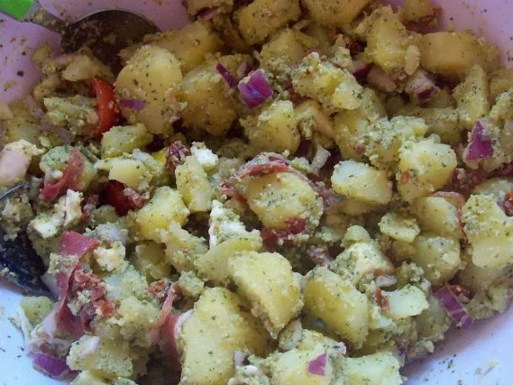 Rezept: Pesto-Kartoffelsalat mit Parmaschinken und Tomaten Bild Nr. 4 Pesto-Kartoffelsalat mit Parmaschinken und Tomaten - Rezept - Bild Nr. 4