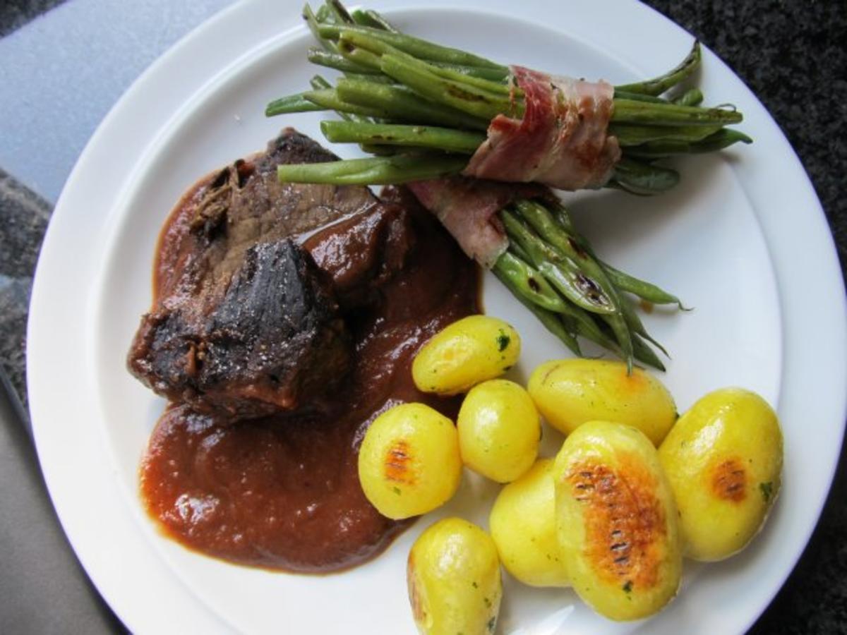 Rinderbraten (Brasato) mit Prinzessbohnenpäckchen und Kräuterkartoffeln ...