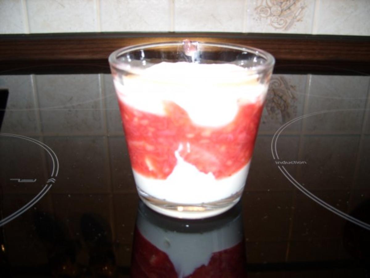 Dessert: Rhabarber-Tiramisu im Glas - Rezept