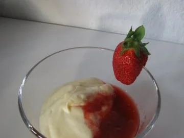 Weisse Schokomousse mit Rhabarber - Erdbeersoße - Rezept