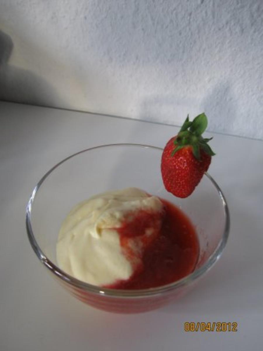 Bilder für Weisse Schokomousse mit Rhabarber - Erdbeersoße - Rezept